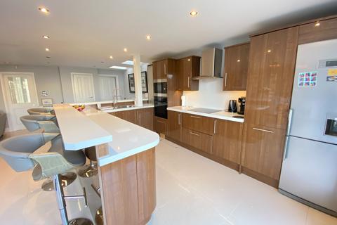 16 Lake Close, Byfleet, West Byfleet, KT14 7AE