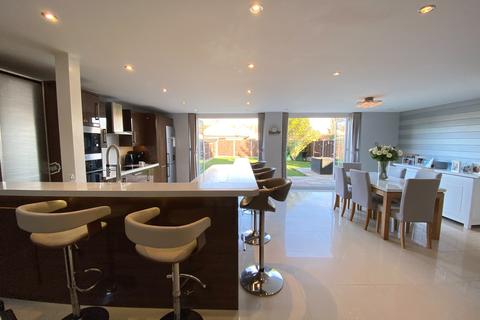 16 Lake Close, Byfleet, West Byfleet, KT14 7AE