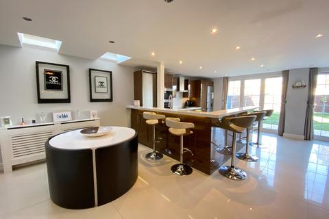 16 Lake Close, Byfleet, West Byfleet, KT14 7AE