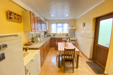 10 Pollard Road, Woking, GU22 8EE