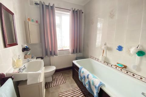 10 Pollard Road, Woking, GU22 8EE
