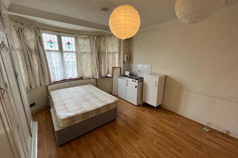 1 bedroom in a house share to rent, Chase Road, Southgate