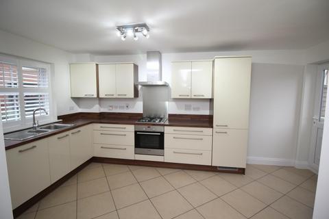 3 bedroom terraced house to rent, Bell Hill Close, CM12