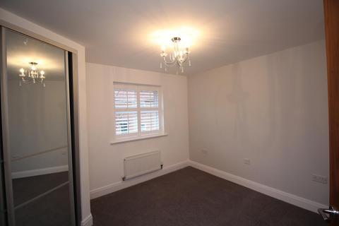 3 bedroom terraced house to rent, Bell Hill Close, CM12