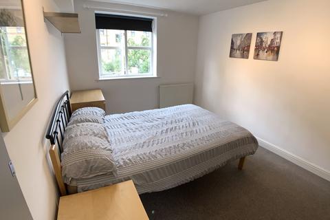 1 bedroom in a house share to rent, Plough Way, London, SE16