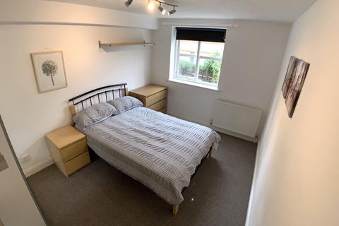 1 bedroom in a house share to rent, Plough Way, London, SE16