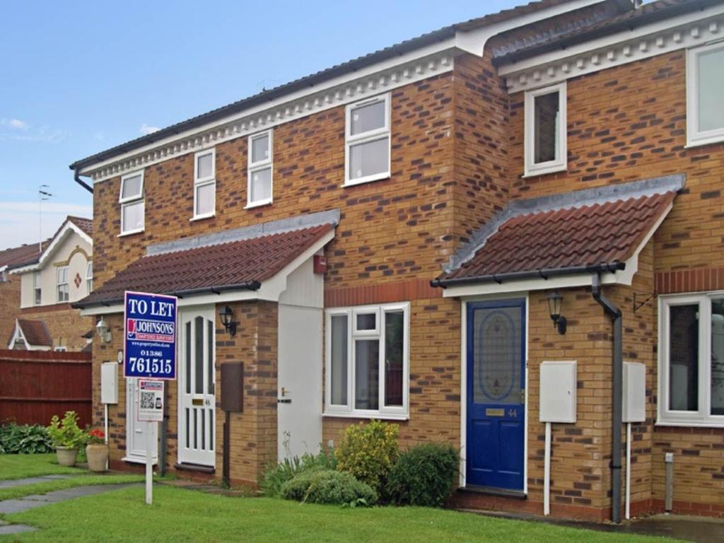 46 Larkspur Drive, Evesham 2 bed house £775 pcm (£179 pw)