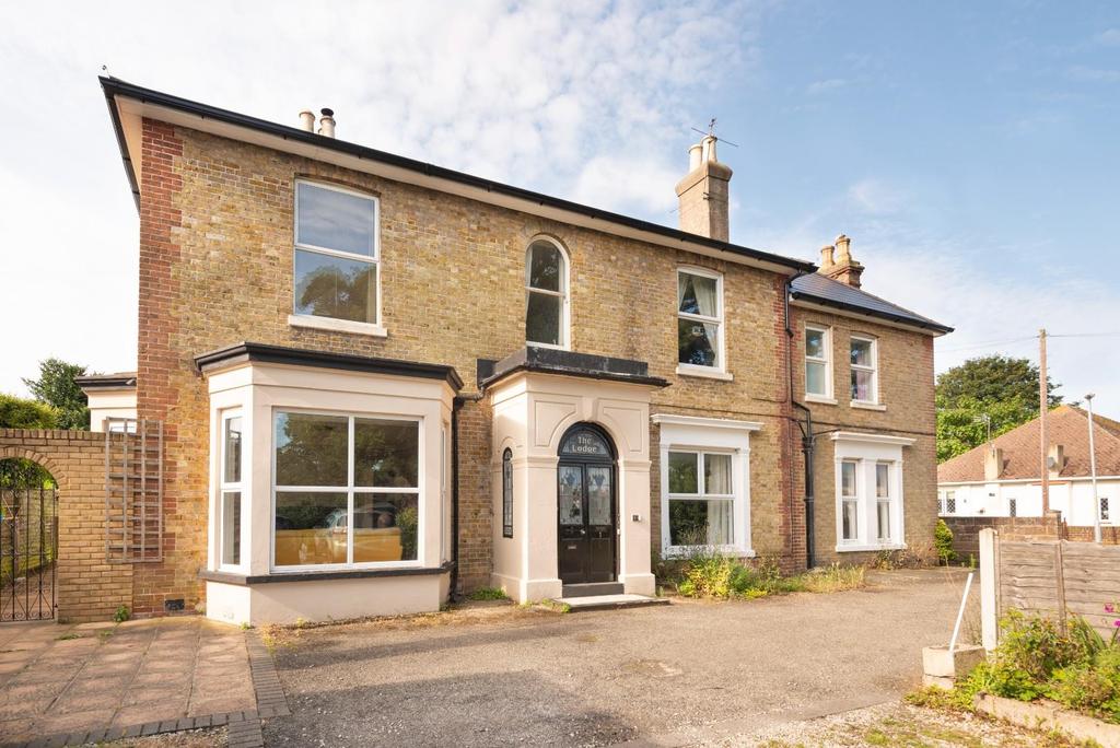 Salts Drive, Broadstairs 2 bed flat £950 pcm (£219 pw)