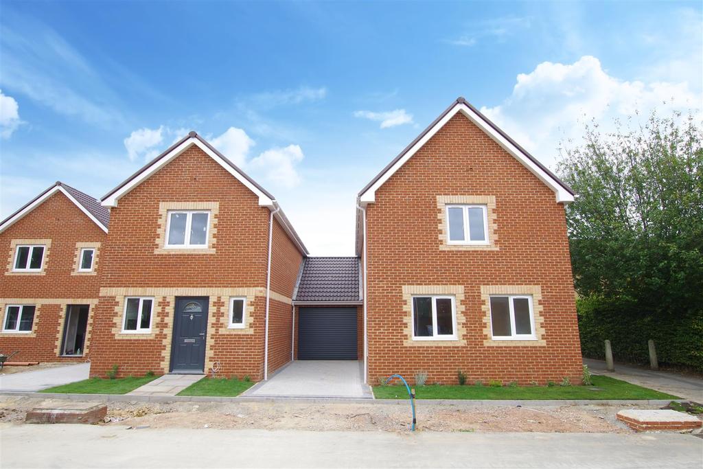 Rainer Close, Stratton St. Margaret, Swindon 3 bed detached house £