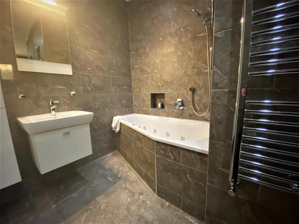 En  Suite Bathroom/ WC