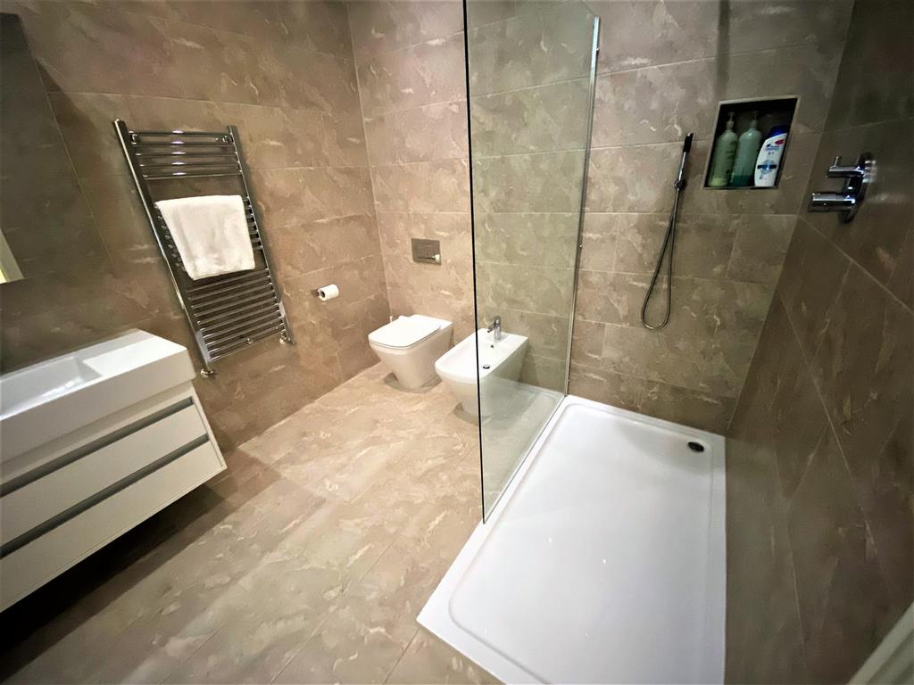 En  Suite Bathroom /WC