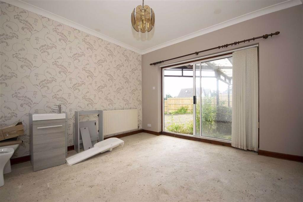 Quinta Road, Weston Rhyn Oswestry, SY10 3 bed bungalow £255,000