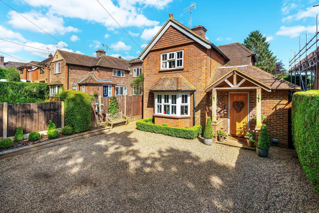 Oxted Green, Milford, Godalming, GU8 4 bed detached house £900,000
