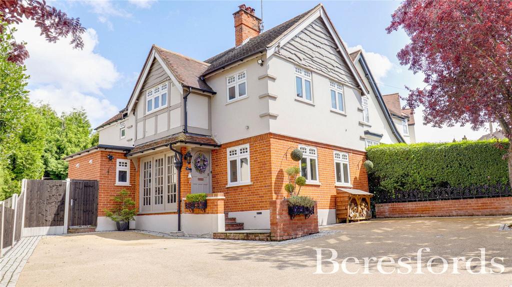 Headley Chase, Warley, CM14 3 bed detached house £825,000