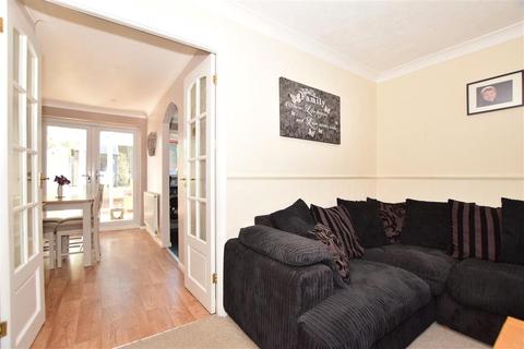 26 Walmer Close, Southwater, Horsham, RH13 9XY