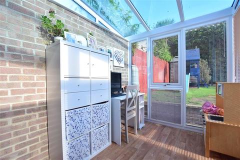 26 Walmer Close, Southwater, Horsham, RH13 9XY
