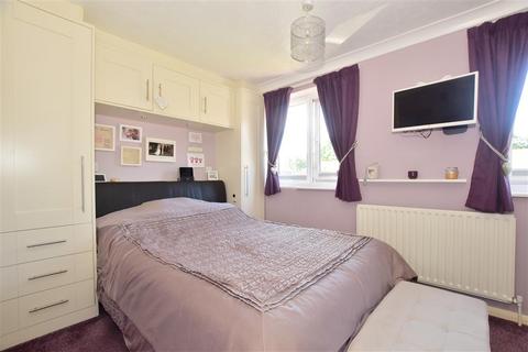 26 Walmer Close, Southwater, Horsham, RH13 9XY