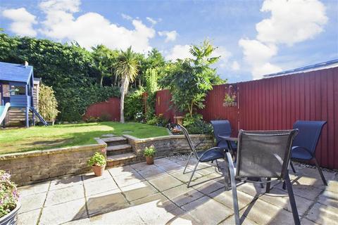 26 Walmer Close, Southwater, Horsham, RH13 9XY