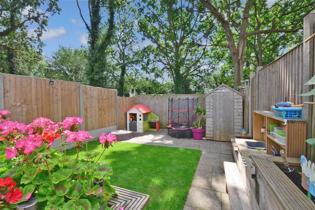 Weld Close, Staplehurst, Kent 3 bed terraced house £320,000