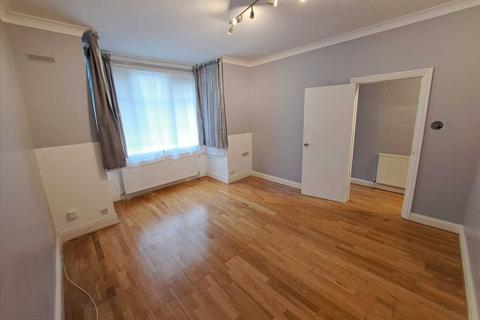 4 bedroom terraced house to rent, Montagu Road, Hendon, NW4