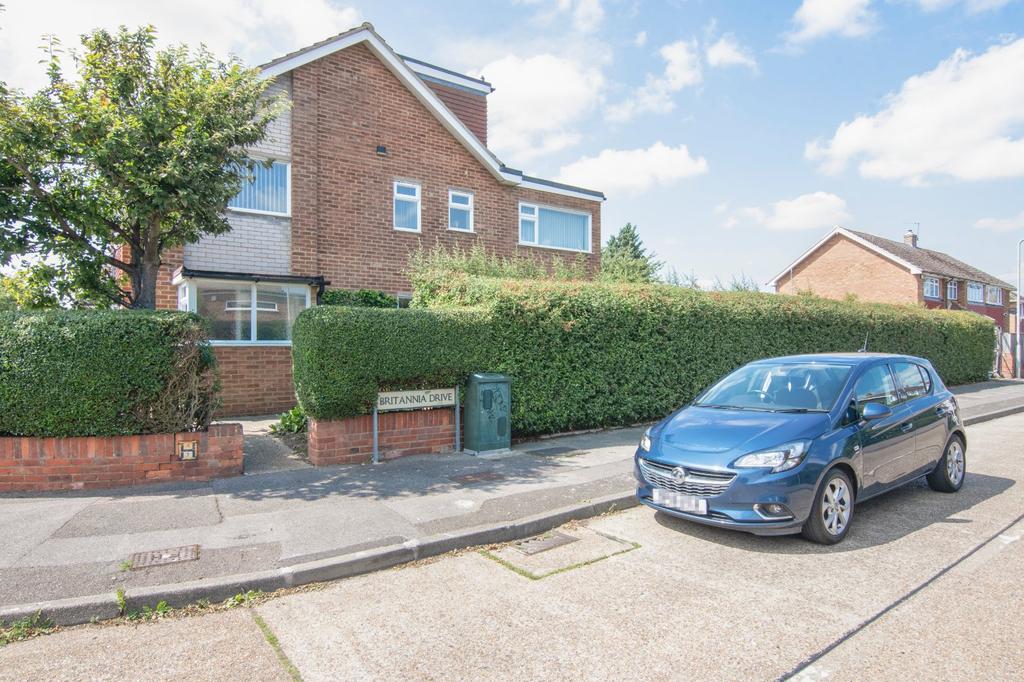 Britannia Drive, Gravesend, Kent, DA12 4 bed semidetached house £400,000