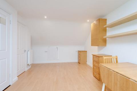 Studio to rent, Station Road, Finchley Central