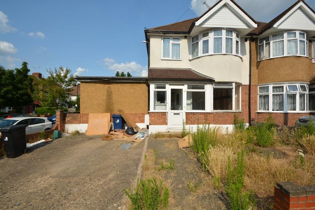 Danemead Grove, Northolt, UB5 4NY 2 bed £1,200 pcm (£277 pw)