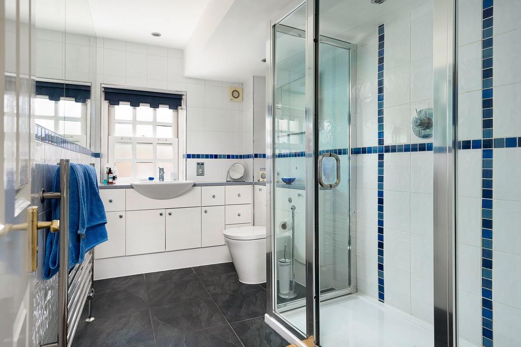 En suite shower
