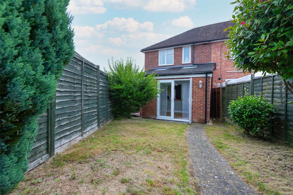 Roman Way, Thatcham, RG18 2 bed end of terrace house £280,000