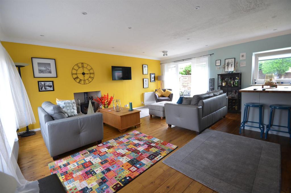 Ampthill Road, SHEFFORD 3 bed detached bungalow £440,000