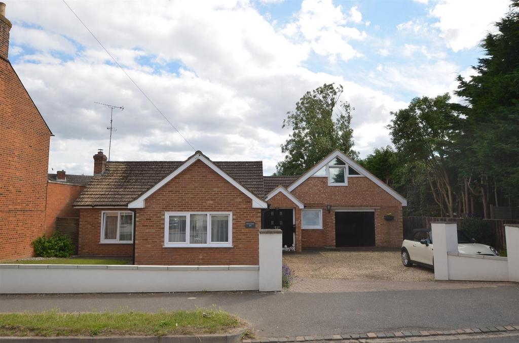 Ampthill Road, SHEFFORD 3 bed detached bungalow £440,000