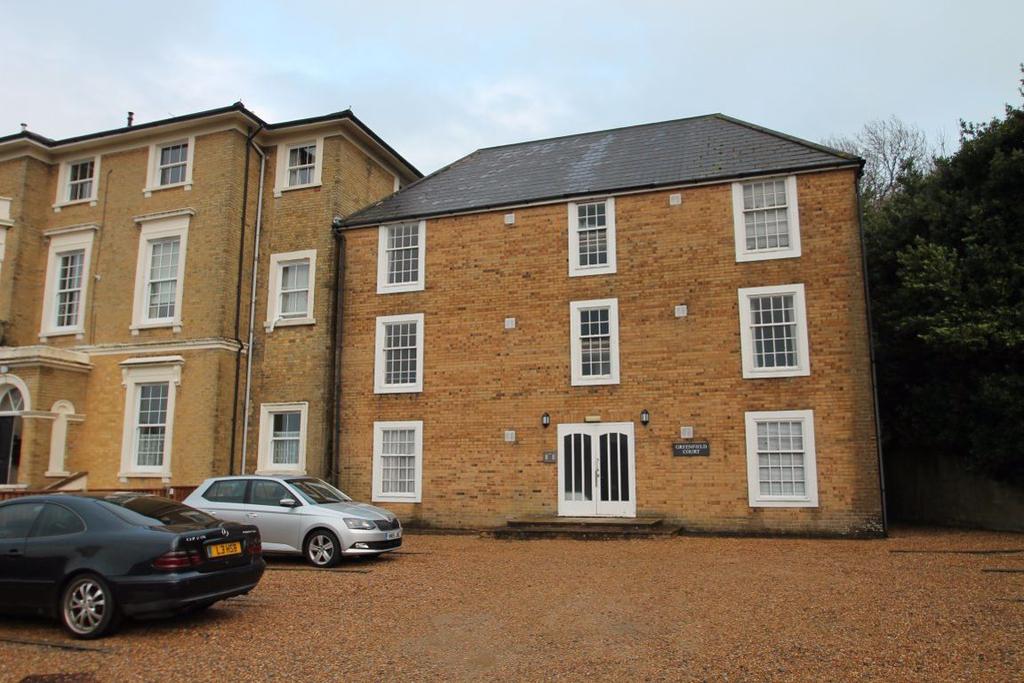 West Hill Road, Ryde 2 bed apartment £700 pcm (£162 pw)