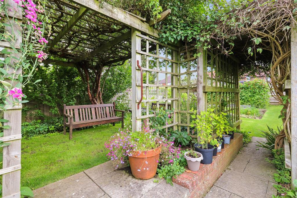 New Road, Hellingly, Hailsham 3 bed semidetached house £380,000