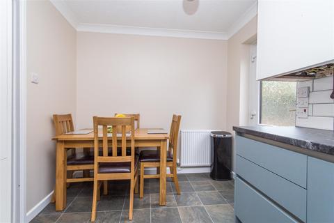 12 Avranches Avenue, Crediton, EX17 2HB