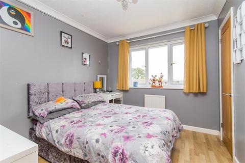 12 Avranches Avenue, Crediton, EX17 2HB