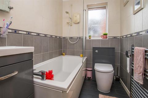 12 Avranches Avenue, Crediton, EX17 2HB