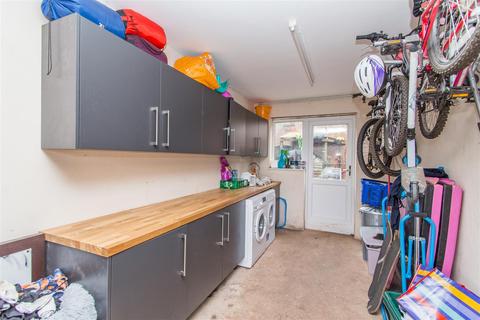 12 Avranches Avenue, Crediton, EX17 2HB