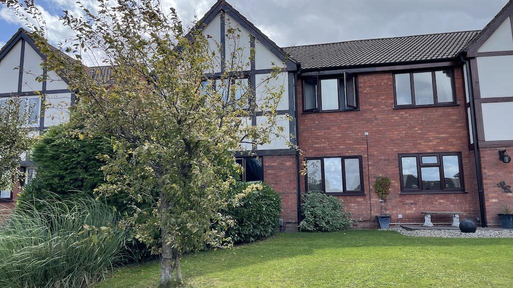 BRIERLEY HILL Woburn Drive 2 bed ground floor flat £140,000