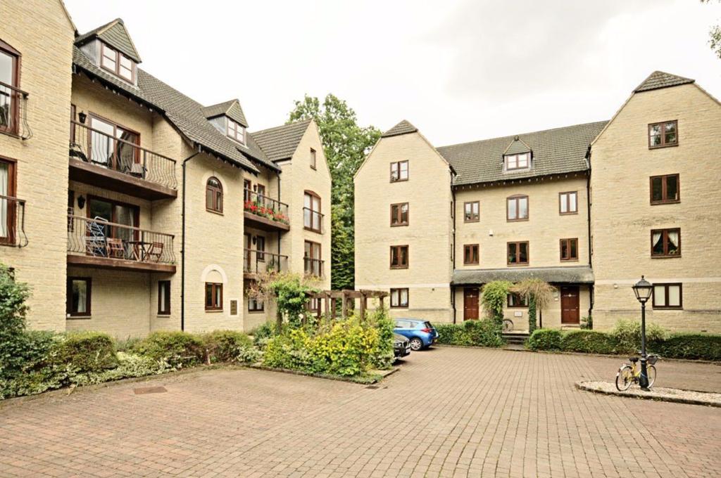 Dorchester Close 2 bed flat £1,350 pcm (£312 pw)