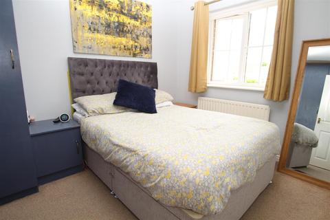 5 Hew Royd, Thackley, Bradford, BD10 8WP