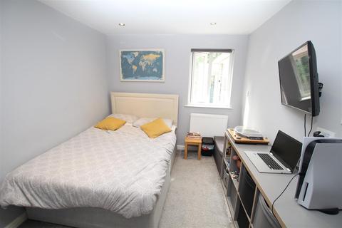 5 Hew Royd, Thackley, Bradford, BD10 8WP