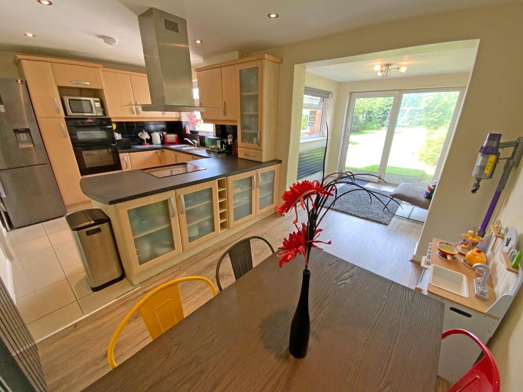 Ashby Rise, Great Glen, Leicester 3 bed semidetached house £295,000