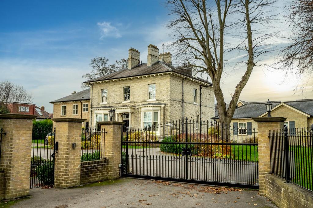 Fulford Chase, York 3 bed apartment £370,000