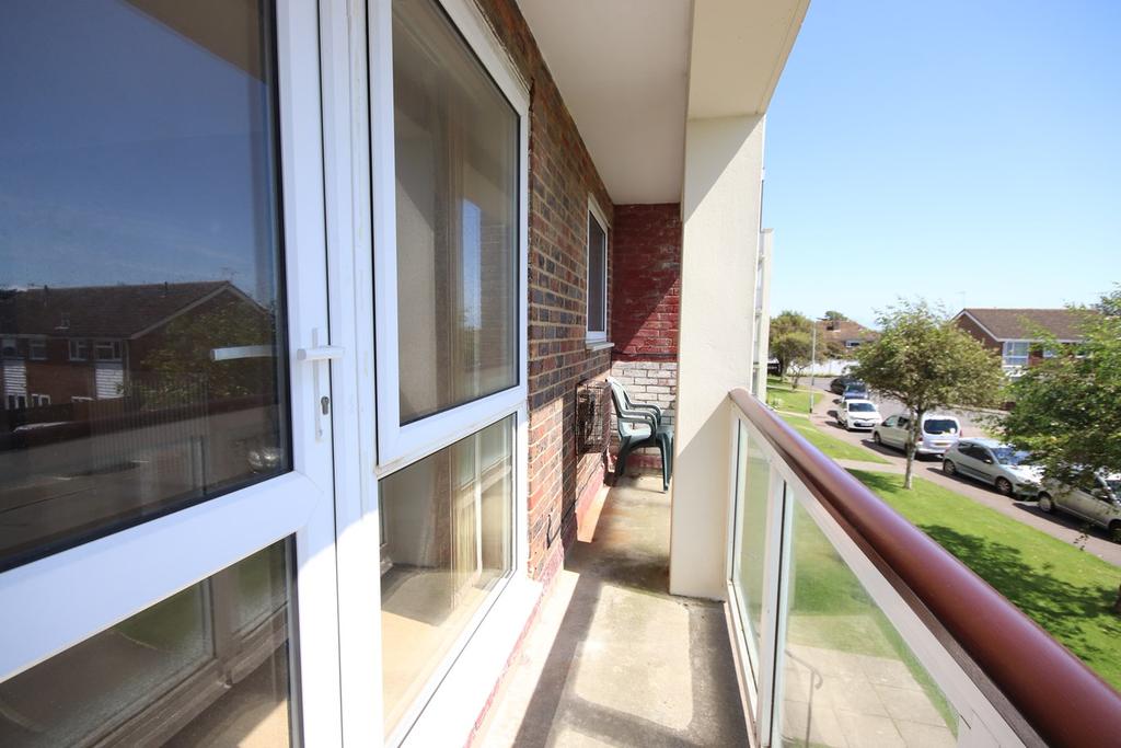 Harewood Close, BexhillonSea, TN39 2 bed flat £189,950