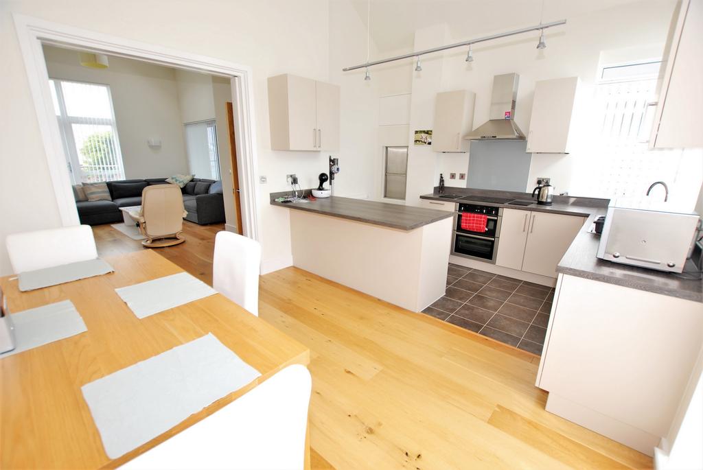 Kitchen/dining rm
