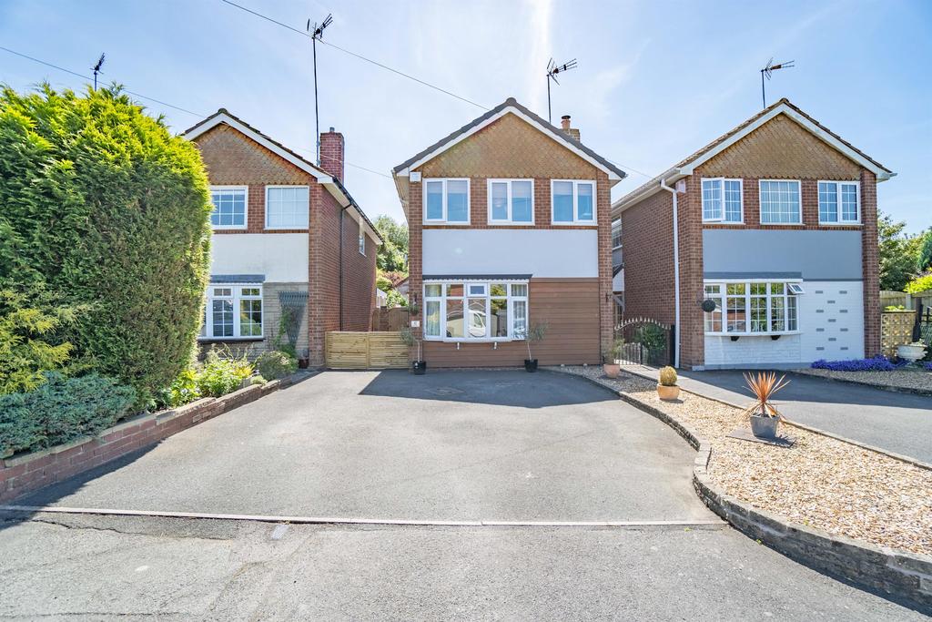 6 Woodland Grove Lower Gornal DY3 2XB 3 bed detached house £280,000