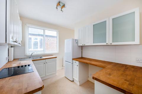 2 bedroom flat to rent, College Road, London SW19