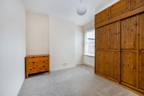 2 bedroom flat to rent, College Road, London SW19