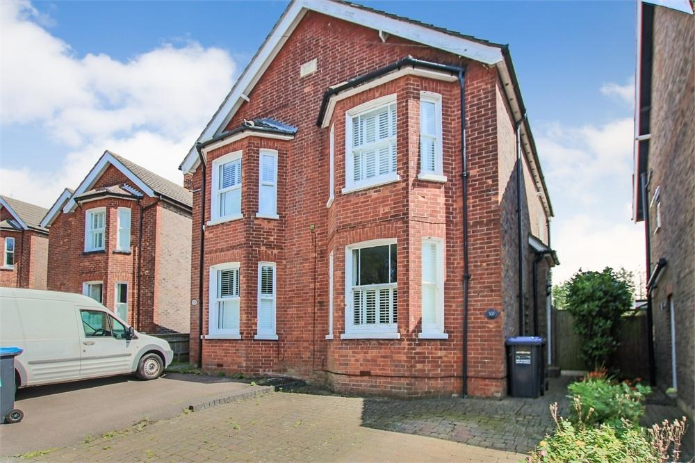 Dunnings Road, EAST GRINSTEAD, West Sussex 3 bed semi-detached house ...