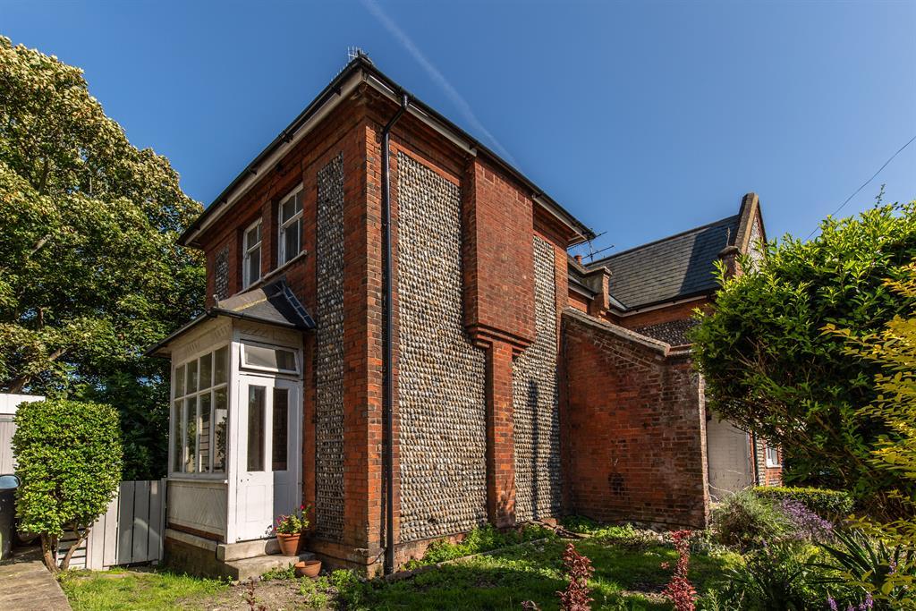 Clifton Road, Worthing, West Sussex, BN11 4DT 3 bed semidetached house